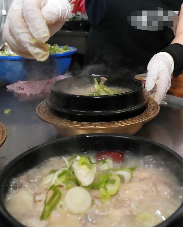 전북 전주시 덕진구 인후동의 한 삼계탕 전문점에서 직원이 삼계탕에 고명을 올리고 있다.