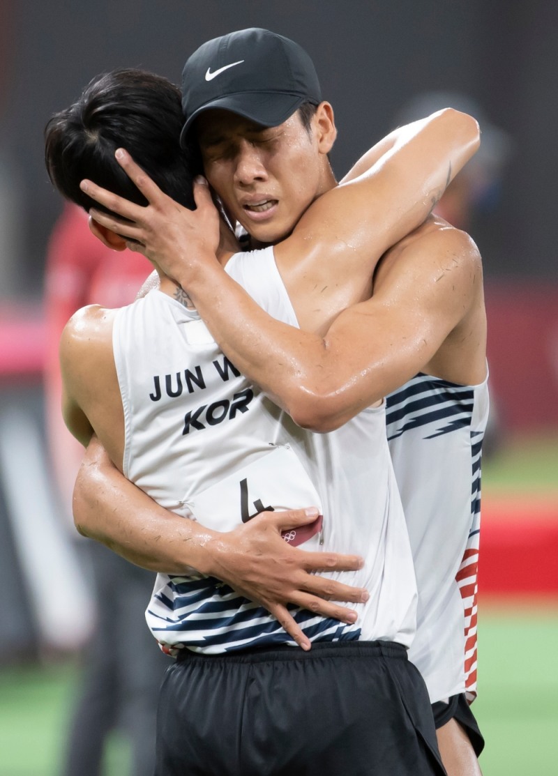 비인기종목 중의 비인기종목인 근대5종에서 4위에 오른 정진화가 사상 첫 올림픽 동메달을 딴 후배 전웅태를 끌어안고 감격의 눈물을 흘리고 있다.