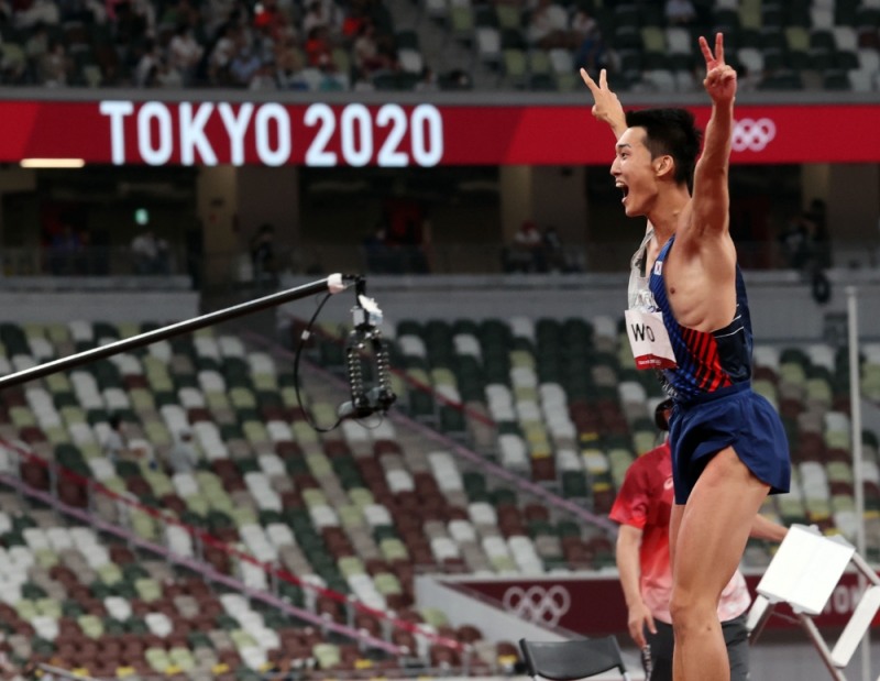 남자 높이뛰기의 우상혁이 한국신기록을 세운 뒤 환호하고 있다. 