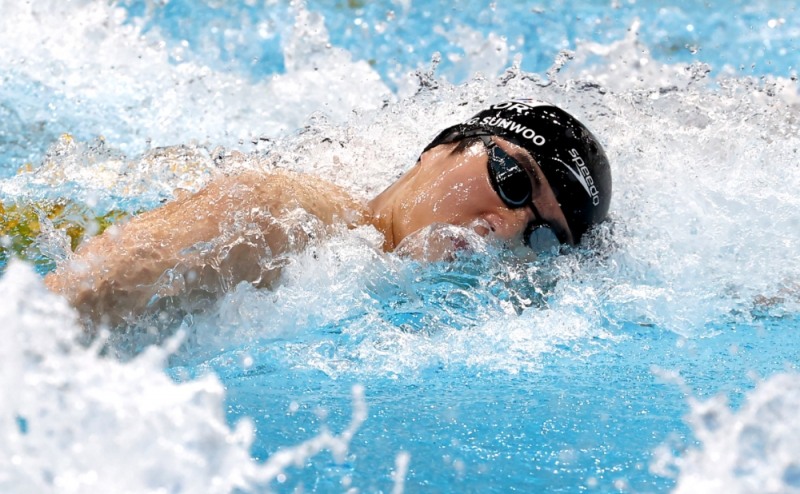한국 수영의 미래 황선우는 남자 자유형 100m에서 동양인으로는 65년만에 결선에 진출해 아시아신기록을 세우며 4위에 올랐다. 