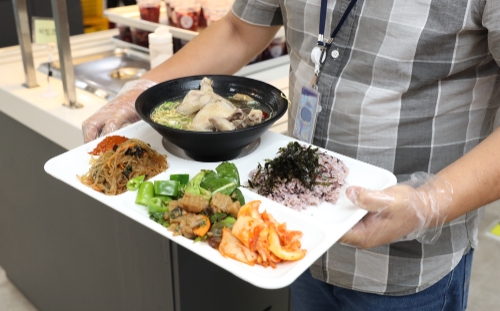 쿠팡풀필먼트서비스, 물류센터 직원들에 복날 맞이 보양식 대접