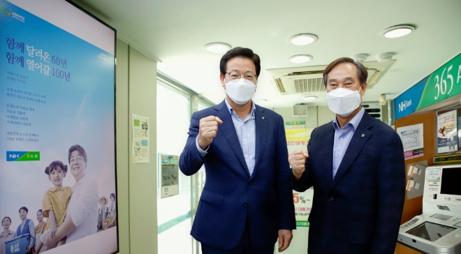 이재식 농협 상호금융대표이사(왼쪽)가 서울시 은평구 서서울농협(조합장 조원민, 오른쪽) 본점을 찾아 'NH 디지털 알리미'를 설치하고 기념 촬영을 하고 있다./사진 제공 = 농협상호금융