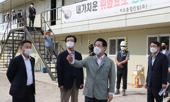 김영록 전라남도지사가 10일 신안군 자은 해양관광단지 조성 현장을 방문해 현황을 청취하고 관계자들과 공사현장을 둘러보고 있다./사진=전라남도