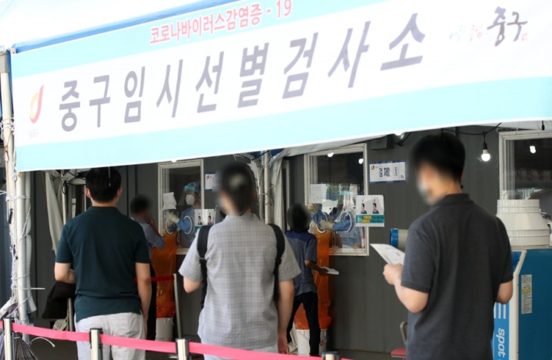 서울 중구 서울역광장에 마련된 코로나19 중구임시선별검사소에서 시민들이 검사를 받기 위해 줄 서 있다. (사진=뉴시스)
