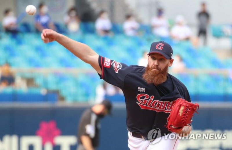 (대구=연합뉴스) 11일 오후 대구 삼성라이온즈파크에서 열린 '2021 프로야구 신한은행 SOL KBO리그' 삼성 라이온즈와 롯데 자이언츠의 경기, 롯데 선발투수 스트레일리가 역투하고 있다.