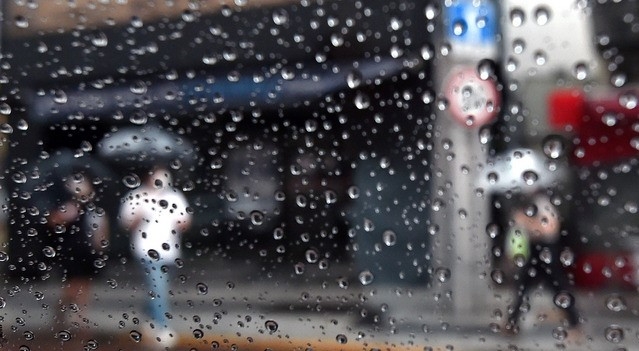 비가 내리고 있는 지난 10일 오후 대구 중구 동성로에서 우산을 쓴 시민들이 길을 걷고 있다.