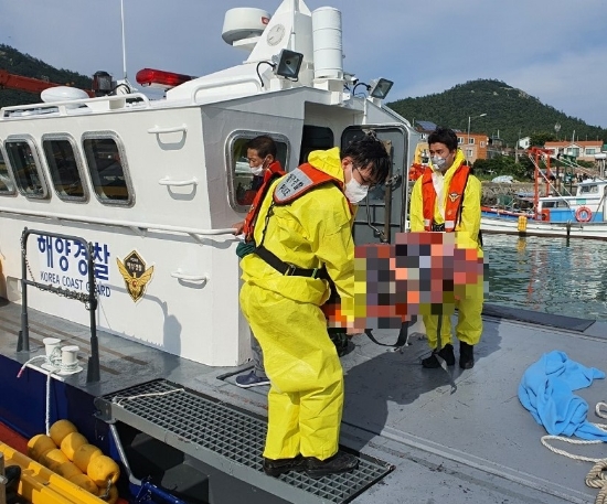 목포해경이 지난 10일 진도군 하조도에서 급성 장염 응급환자가 발생해 긴급 이송하고 있다./사진=목포해경
