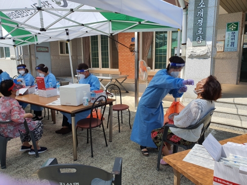진도군이 코로나19 집단 감염을 미리 차단하기 위해 ‘찾아가는 선별진료소’를 운영하고 있다/사진=진도군