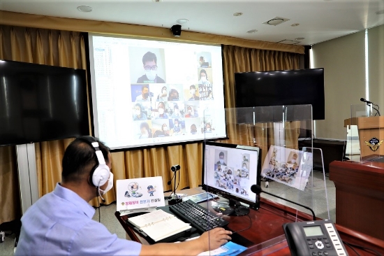 목포해경 방제장비 담당자가 11일 온라인 방제장비 전문가 운영 점검회의에 참석하고 있다./사진=목포해경