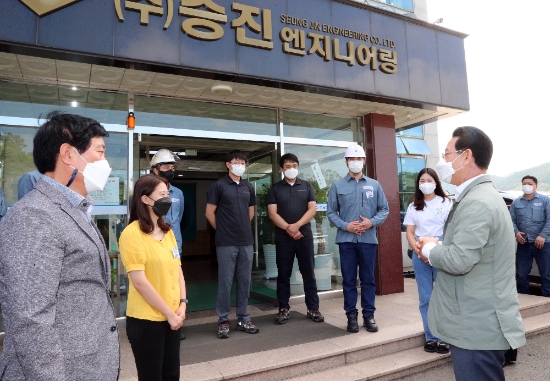 김영록 전라남도지사가 11일 오후 여수시 소라면 일자리 우수기업인 (주)승진엔지니어링을 방문, 정철섭 대표를 비롯해 신입사원들과 이야기를 나누고 있다./사진=전라남도