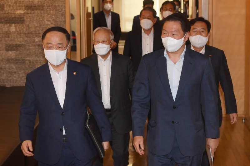 홍남기 경제부총리 겸 기획재정부 장관과 최태원 대한상공회의소 회장이 11일 오후 서울 중구 대한상공회의소에서 열린 '부총리-경제단체장 간담회'에 참석하고 있다. 왼쪽부터 홍 부총리, 손경식 한국경영자총협회 회장, 강호갑 한국중견기업연합회 회장, 이관섭 한국무역협회 상근부회장, 최태원 대한상공회의소 회장, 김기문 중소기업중앙회 회장. (공동취재사진)