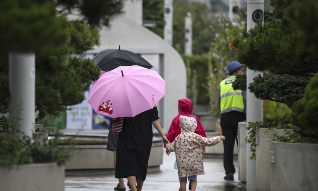 비가 내린 지난 1일 오후 서울 중구 서울로7017에서 우산을 쓴 시민들이 발걸음을 옮기고 있다.