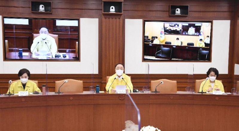 홍남기 부총리 겸 기획재정부 장관이 12일 서울 광화문 정부서울청사에서 열린 '제43차 비상경제 중앙대책본부 회의'를 주재, 모두발언을 하고 있다. (사진=기획재정부 제공)