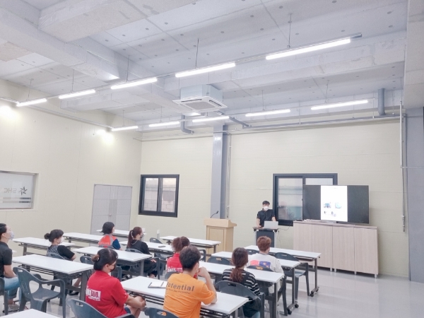 샤워플러스 직원들이 별관 교육장에서 교육 받고 있는 모습/ 사진 제공 = 샤워플러스㈜