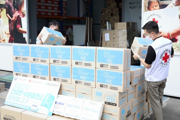 11(수)일 대한적십자사 재난안전센터(서울시 양천구 신월동)에서 직원들이 수도권 코로나19 임시선별진료소에 지원하기 위한 폭염 구호물품을 확인하고 있다.