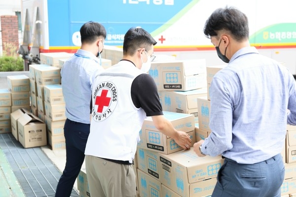 11(수)일 대한적십자사 재난안전센터(서울시 양천구 신월동)에서 직원들이 수도권 코로나19 임시선별진료소에 지원하기 위한 폭염 구호물품을 확인하고 있다.