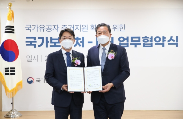 〈사진 = LH 한국토지주택공사〉LH 김현준 사장(사진 왼쪽)과 황기철 국가보훈처장(사진 오른쪽)이 협약 기념촬영을 하고 있다.