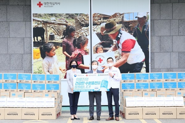 대한적십자사 재난안전센터(서울시 양천구 신월동)에서 수도권 코로나19 임시선별진료소 폭염 구호물품 전달식을 진행하였다.(사진 왼쪽부터 이진숙 동아오츠카 상무이사, 이태석 행정안전부 재난구호과장, 정민희 대한적십자사 인도주의사업본부장)/사진 = 대한적십자사