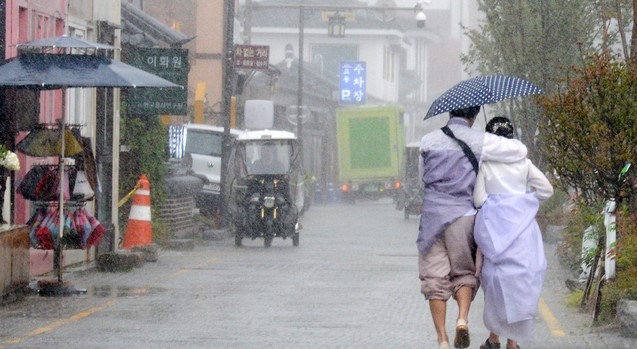 12일 오후 전주한옥마을에 강한 소나기가 내리고 있다.