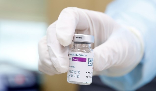 서울 중랑구 보건소에서 의료진이 아스트라제네카 백신을 들고 있다. (공동취재사진)