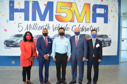 (왼쪽부터) 앨라배마주 하원의원 테리 스웰(Terri Sewell), 몽고메리 시장 스티븐 리드(Steven Reed) , 현대차 김의성 법인장, 앨라바마 주지사 수석보좌관 조 보너(Jo Bonner), 애틀란타 총영사 박윤주/사진 제공 = 현대자동차