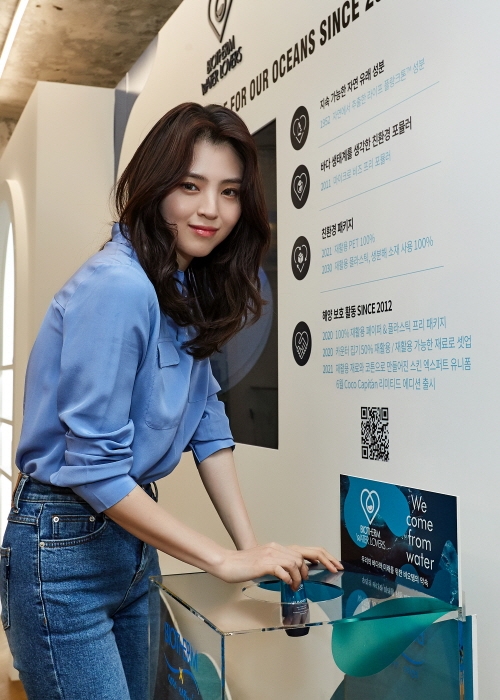 사진=워터러버 팝업 스토어 방문한 비오템 엠버서더 한소희