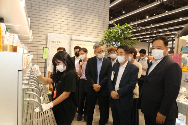 탄소중립특위, 자원재활용 우수 사례…'아모레스토어 광교' 현장방문