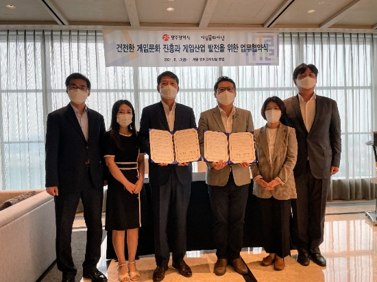 조인철 광주광역시 문화경제부시장이 13일 서울 그랜드 인터컨티넨탈호텔에서 김경일 게임문화재단 이사장과 지역의 건전한 게임문화 확산 및 관련 산업 발전을 위한 업무협약을 체결하고 있다./사진=광주시