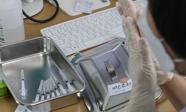 60~74세 고연령층, 취약시설 종사자, 항공승무원, 사회필수 인력 등 약 820만명의 2차 접종이 시작된 12일 오전 서울 강서구 한 위탁의료기관에서 의료진이 아스트라제네카 백신 접종 준비를 하고 있다.