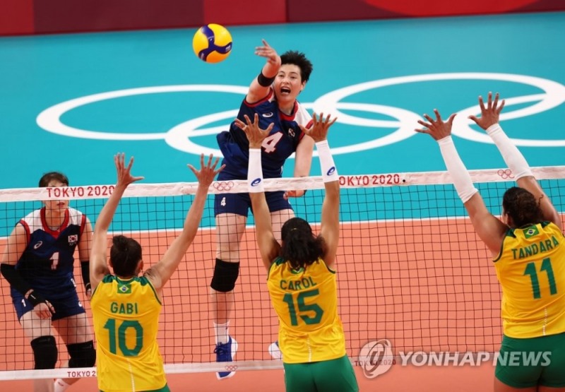 2020 도쿄올림픽 여자배구 브라질과의 예선전에서 한국 라이트 김희진이 공격을 하고 있다. [도쿄=연합뉴스 자료사진] 