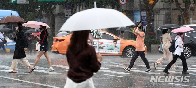대기불안정에 의해 소나기가 내린 지난 6월30일 오후 서울 종로구 광화문네거리 일대에서 우산을 쓴 시민들이 비를 피해 발걸음을 옮기고 있다.