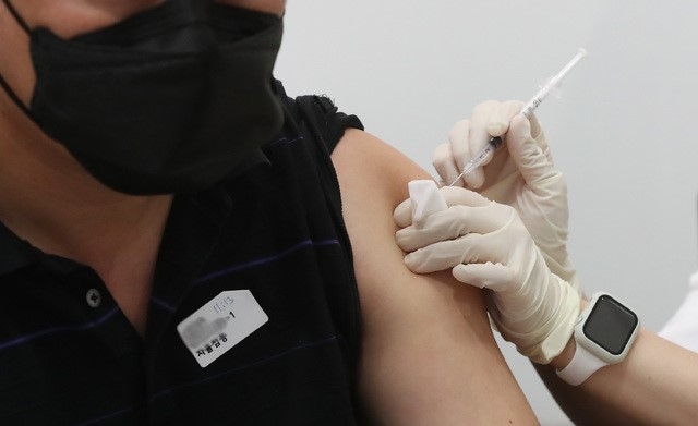 지난 9일 서울 시내 한 코로나19 예방접종센터에서 시민들이 백신을 맞고 있다.