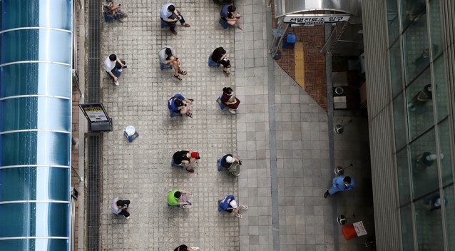 코로나19 신규 확진자가 1990명으로 집계된 지난 13일 오후 서울 관악구 보건소 선별진료소에서 시민들이 검사를 받기 위해 대기하고 있다.