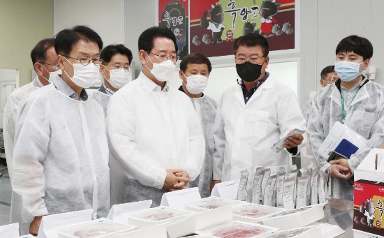 김영록 전라남도지사와 이승옥 강진군수가 14일 오전 강진군 성전면 흑염소 육가공 전문공장인 가온유통(주) 방문, 흑염소 생산품목에 대해 설명을 듣고 있다./사진=전라남도