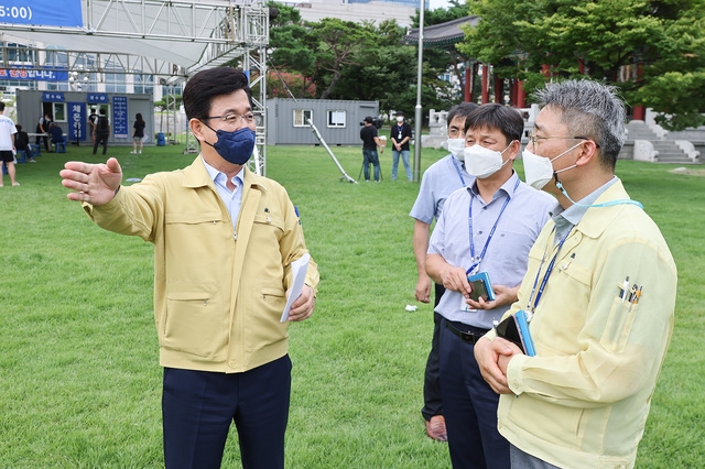 허태정(왼쪽) 대전시장이 13일 오후 시청남문광장에 설치된 코로나19 임시선별검사소를 방문해 운영상황을 점검하고 있다. (사진= 대전시 제공)