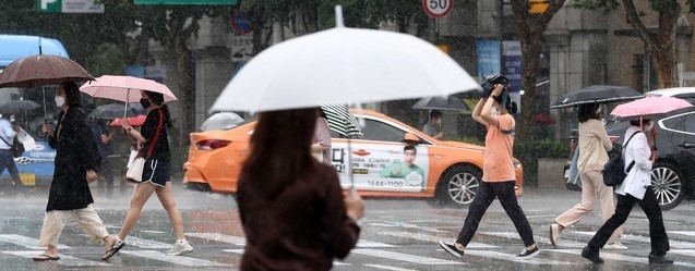 대기불안정에 의해 소나기가 내린 지난 6월30일 오후 서울 종로구 광화문네거리 일대에서 우산을 쓴 시민들이 비를 피해 발걸음을 옮기고 있다.