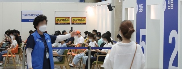 지난 9일 서울 시내 한 코로나19 예방접종센터에서 시민들이 백신 접종을 위해 기다리고 있다.