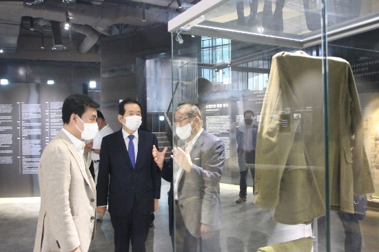 더불어민주당 대통령선거 경선 후보인 정세균 전 국무총리가 광복 76주년을 하루 앞둔 지난 14일 오전 서울 중구 예장동에 위치한 독립운동가 우당(友堂) 이회영 선생의 기념관을 찾았다./사진=균형사다리 광주·전남본부