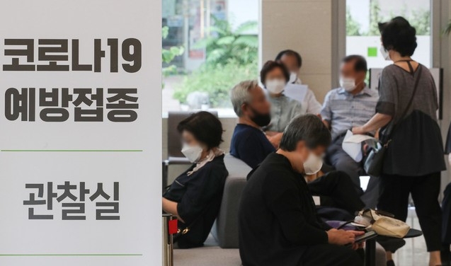 60~74세 고연령층, 취약시설 종사자, 항공승무원, 사회필수 인력 등 약 820만명의 2차 접종이 시작된 12일 오전 서울 강서구 한 위탁의료기관에서 시민들이 백신 접종을 맞은 뒤 관찰실에서 대기하고 있다.