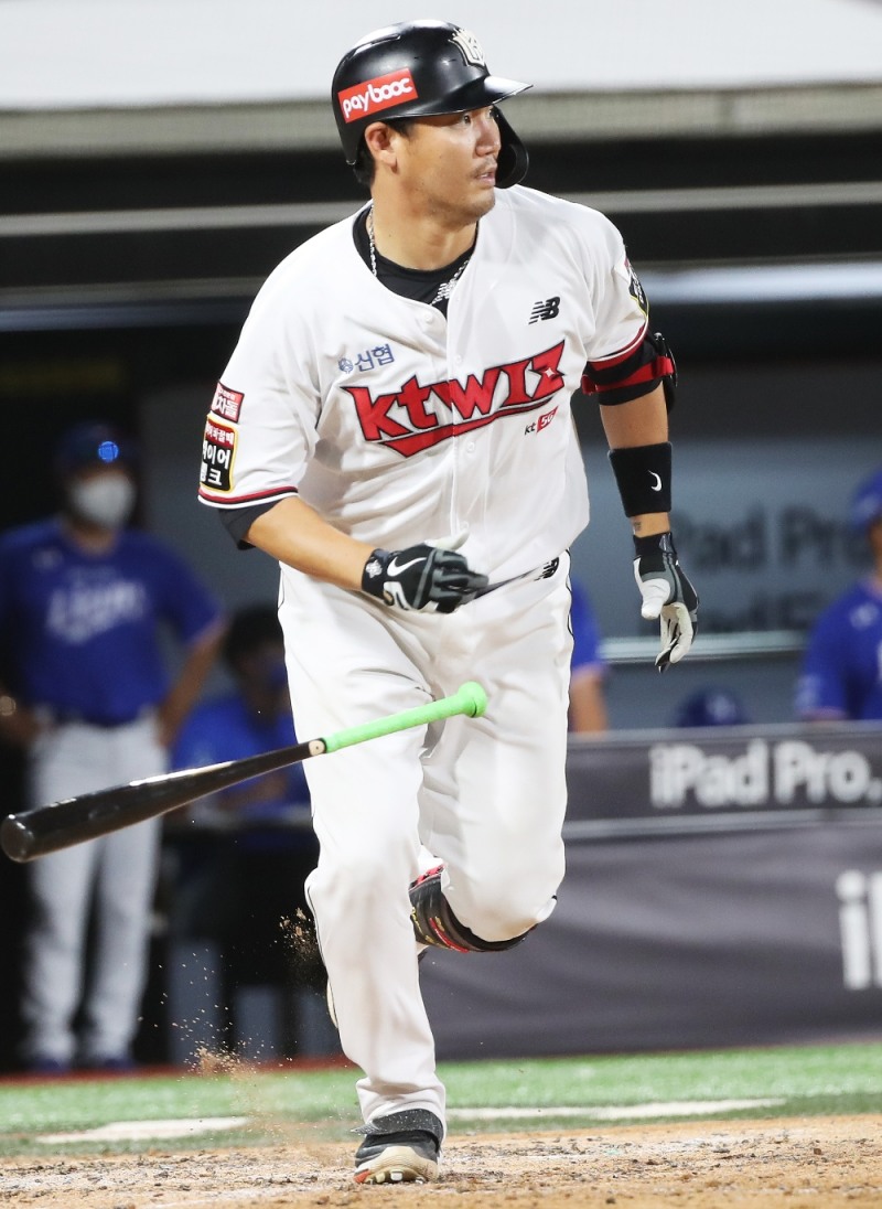 kt 장성우가 주말 삼성과의 3연전서 모두 홈런을 날려 스윕승에 큰 힘을 보탰다.