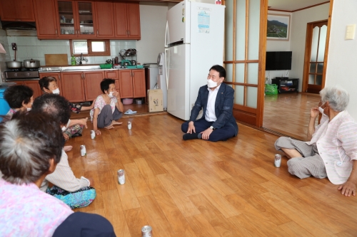 정종순 장흥군수는 12일 제76주년 광복절을 맞아 독립유공자 유족 위문을 실시해 독립유공자의 공훈에 경의를 표하고 감사의 뜻을 전했다/사진=장흥군