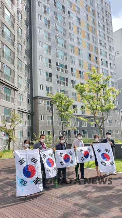 바르게살기운동 목포시협의회가 15일 제76주년 광복절을 맞아 연산동 천년가아파트 430여 세대에 태극기를 보급, 게양하는 나라사랑 목포사랑 운동 캠페인을 전개했다/사진=빅데이터뉴스