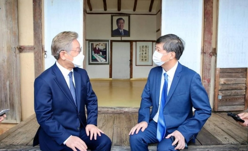 이재명 지사와 김홍걸 의원이 생가에서 담소를 하고 있는 모습 /사진 = 김홍걸 의원 트위터 캡처