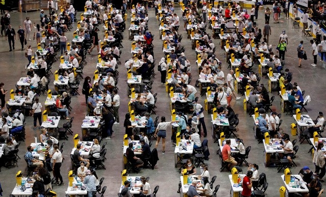 캐나다 수도 토론토의 스코시아뱅크 경기장에 마련된 코로나19 집단 백신접종 시설에서 사람들이 주사를 맞고 있다. 캐나다는 8월 초 현재 1차 접종자의 전인구 비율이 72%를 넘어 세계 선두이다. 이 중 10.5%(전인구)는 부분 접종자다.