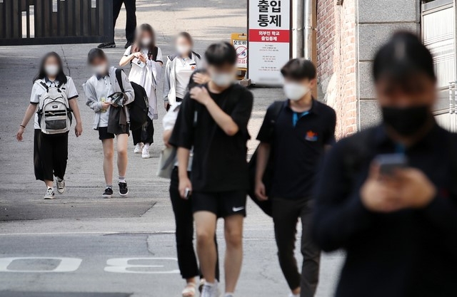 10일 오후 서울 시내 한 고등학교에서 3학년 학생들이 하교하고 있다. 9월 6일부터 사회적 거리두기 1~3단계일 때 초·중·고교 전면 등교하게 된다. 거리두기 4단계일 때에도 고등학교는 전면 등교가 가능하며, 초등학교와 중학교는 밀집도를 조정해 등교할 수 있다.