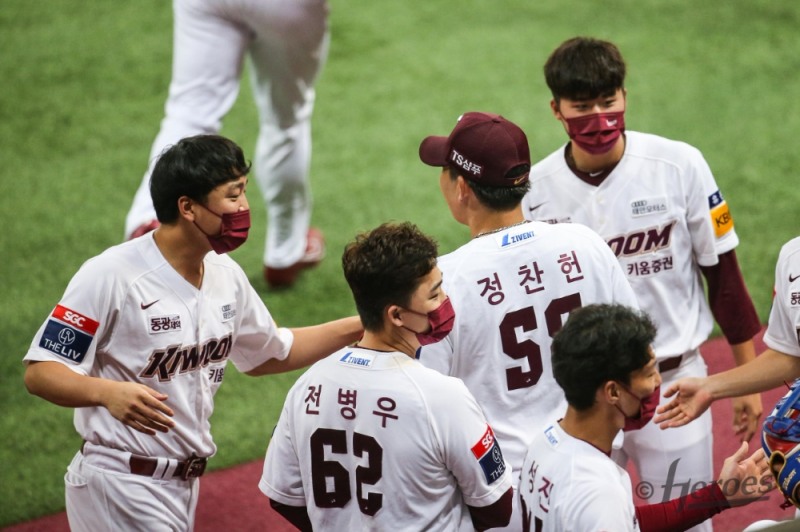 LG에서 키움으로 유니폼을 바꿔입은 정찬헌은 첫 선발로 나서 두산전에서 6이닝 1실점 승리투수가 됐다.