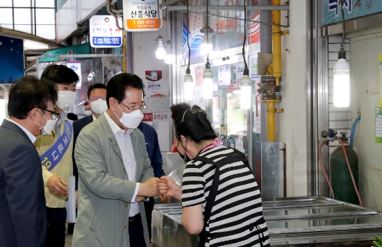 김영록 전라남도지사가 16일 목포 전통 자유시장을 방문해 코로나19 대응 방역사항을 점검하고 상인들을 격려하고 있다./사진=전라남도