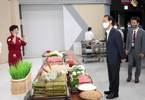 최문순 강원도지사가 13일, NS홈쇼핑 조항목 대표이사와 면담을 마친 후 스튜디오를 방문해 현장을 살펴보고 있다./사진 제공 = NS홈쇼핑