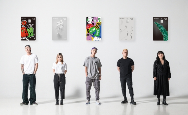 KB페이 챌린지 카드 플레이트와 디자인 아티스트, 왼쪽부터 'I AM'(샘바이펜), 'Out of Space'(메이킴), 'The best Time is Now'(차인철), 'Mono Island'(성립), 'The Peaceful Angle'(나난)/사진 = KB 국민카드