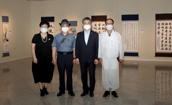 홍인석 구청장(사진 오른쪽 두번째)이 백범 김구 서예대전 전시회가 열리고 있는 자유공원과 한중문화관을 방문해 전시 작품을 관람한 후 관계자들과 기념촬영을 하고 있다. [사진=중구]